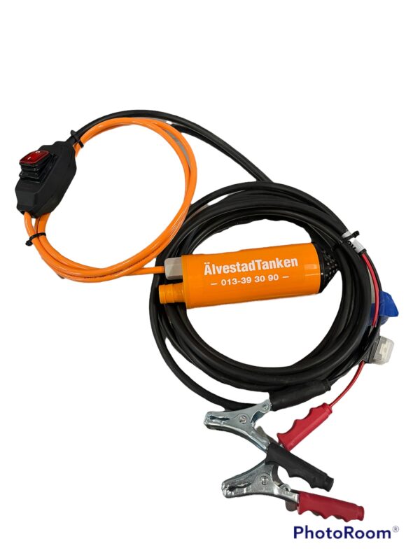 En orange och svart AdBluetank 100l med 12v pump, med en bärbar bränslepump med kablar, röd strömbrytare, krokodilklämmor i metall, märkt ÄlvestadTanken 013-39 30 90, mot en vit bakgrund.
