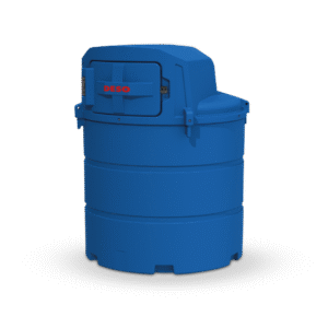 DESO AdBlue-tank 1340 liter är en stor blå cylindrisk behållare med gångjärnsförsett lock, rött DESO-märke på framsidan, handtag och en säker, robust design.