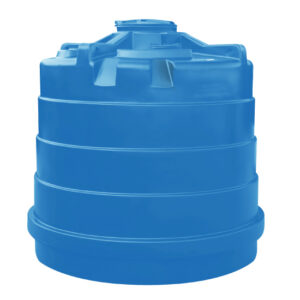 En stor blå vattenbehållare av plast med skruvlock och horisontella räfflor, stående upprätt mot en vit bakgrund.