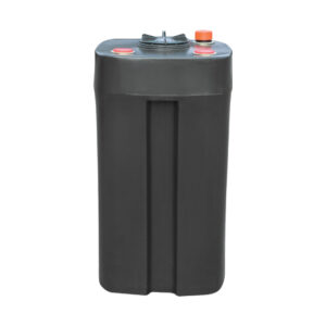 En stor, rektangulär Aquabank Regnvattentank 200L svart plasttank med ett runt svart lock och två mindre röd-orangea lock på toppen, isolerad mot en vit bakgrund.