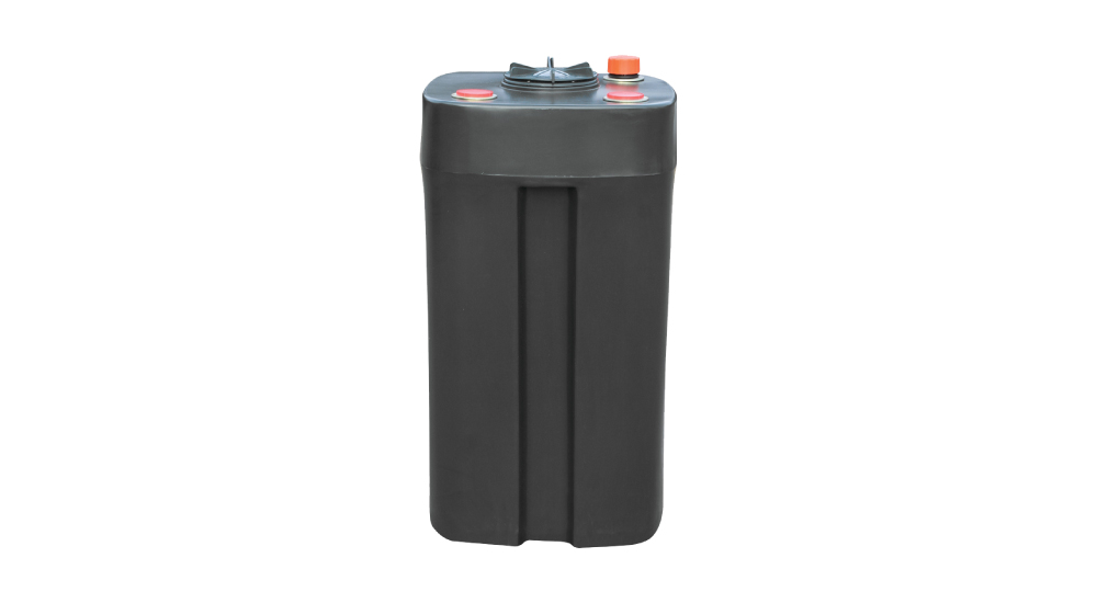 En stor, rektangulär Aquabank Regnvattentank 200L svart plasttank med ett runt svart lock och två mindre röd-orangea lock på toppen, isolerad mot en vit bakgrund.