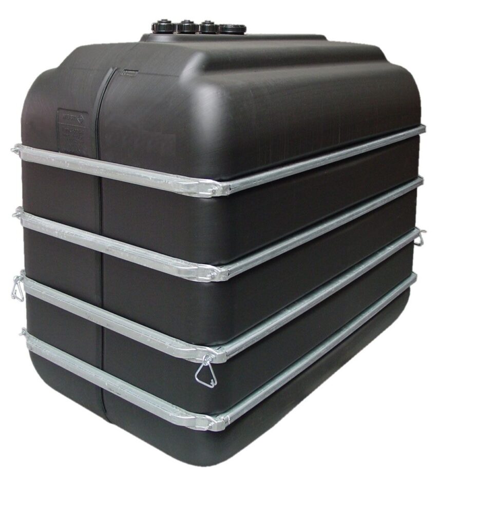 Vattentank 5000L är en stor, svart rektangulär vattenlagringstank med rundade kanter, fyra horisontella metallförstärkningsband och flera toppöppningar med lock.