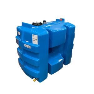 AquaBank vattentank 600L livsmedelsgodkänd är en stor blå vattentank i plast av livsmedelskvalitet med svart lock, gul pip i botten, flera etiketter och en robust räfflad design, som visas isolerad på en vit bakgrund.