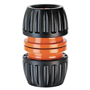 Närbild på Claber reparator universal 1/2"-5/8"-3/4", en slangkoppling i plast med svart texturerade ändar och orange mitt, med räfflade grepp för säker sammanfogning av två slangar.