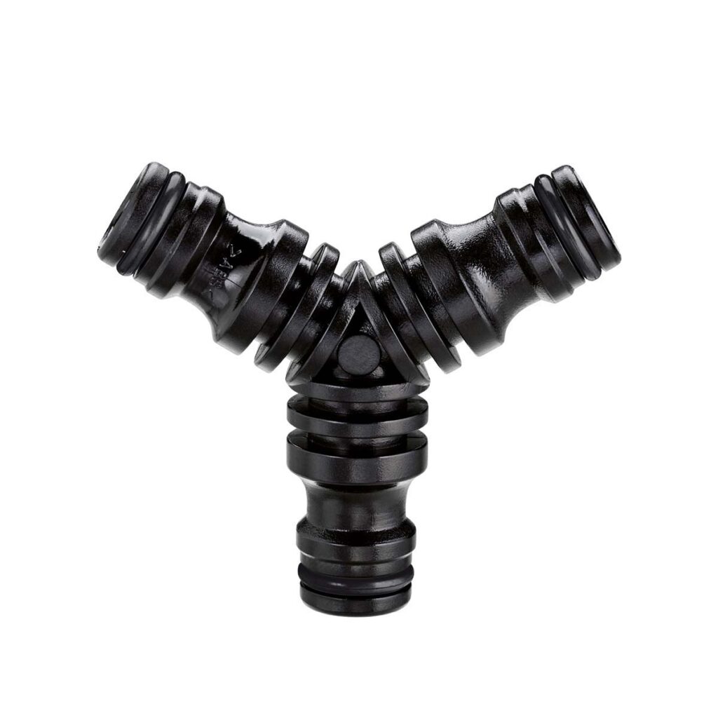 Claber Y-koppling 1/2" är en Y-formad trädgårdsslangkoppling i svart plast med tre öppningar för att dela vattenflödet, som visas isolerad mot en vit bakgrund.