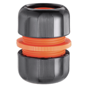 Närbild på Claber reparator övergång 5/8"-3/4", en svart och orange plastslangkoppling med räfflade grepp för sammankoppling av två trädgårdsslangar.
