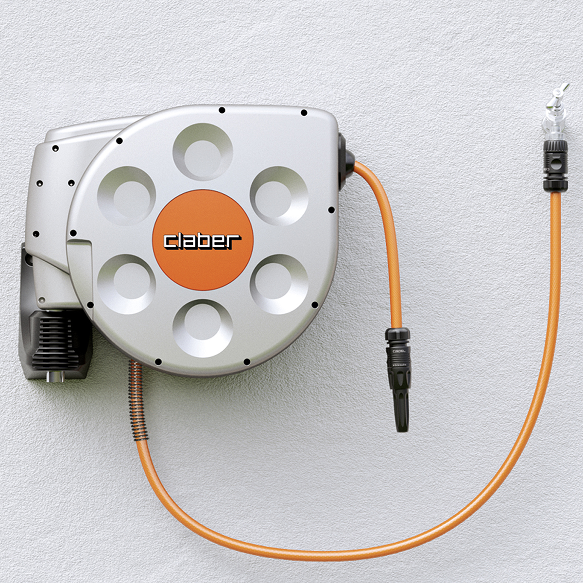 En väggmonterad slangvinda av märket CLABER SLANGVINDA ROTOROLL EVOLUTION med orange slang, sprutmunstycke och anslutning är fäst på en vit vägg. Höljet är grått och orange med Clabers namn.
