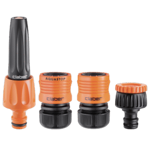 Claber grundset 1/2" innehåller fyra orange och svarta slanganslutningar och kopplingar: ett spraymunstycke, två anslutningar (en med AQUASTOP) och en gängad adapter, alla placerade i en rad på en vit bakgrund.