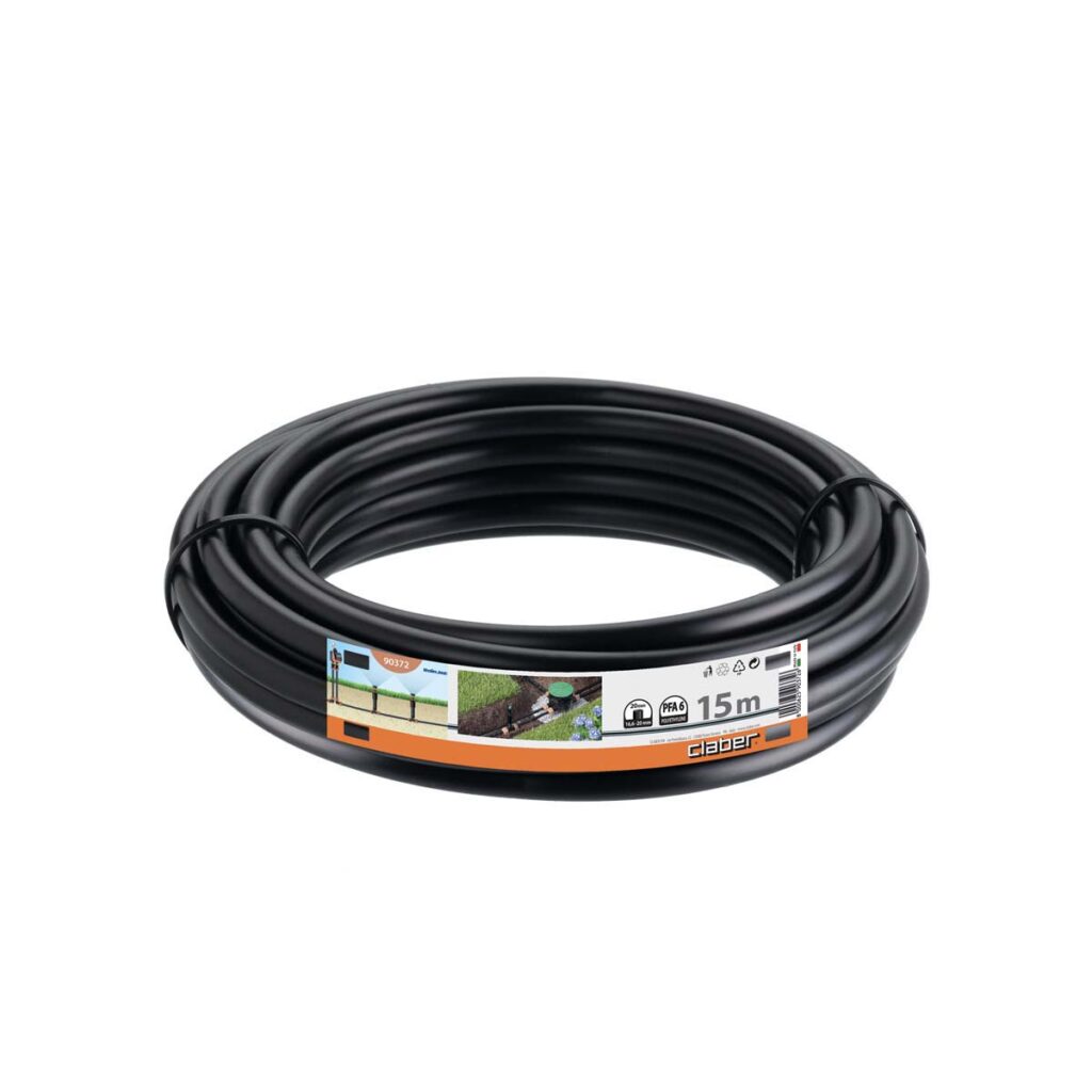 En upprullad svart Claber vattenslang PE 20 mm x 15 meter bevattningsslang för trädgård med en etikett som visar produktinformation, Clabers varumärke och bilder på slangen i bruk. Etiketten bekräftar att det är en 15 meter lång PE-slang.