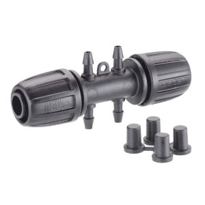 Vattenkoppling 1/2" med förgrening 4 x 1/4": En svart plastkoppling med två stora gängade ändar, fyra centrala 1/4"-slanguttag och fyra matchande små svarta lock mot en vit bakgrund.