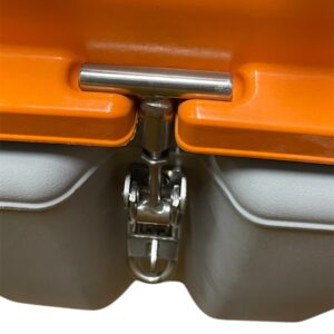 Närbild av Lås till lock CEMO metallspärr som säkrar locket på en orange och grå hårdplastlåda.