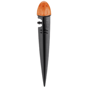 Claber justerbar spridare 0-40 L/H är ett bevattningsspett i svart plast med spetsig spets, räfflade sidor, orange lock på toppen och Clabers varumärke på sidan.