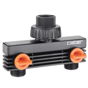 Claber 2-vägskoppling 3/4" utv. gga är en svart trädgårdsslangfördelare med två orange kontrollventiler och gängade anslutningar, så att du kan ansluta två slangar till en vattenkälla.