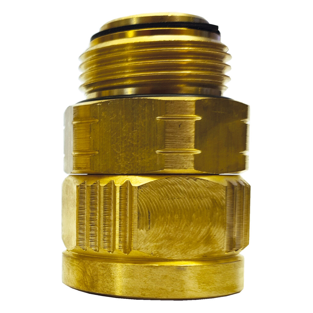En närbild av Svivel för pumphandtag Piusi A120 mässingskoppling med gängade ändar och texturerade greppsektioner, isolerad mot en vit bakgrund.