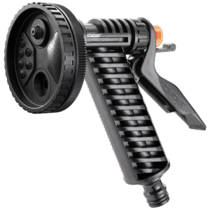 Claber "GARDEN" sprinklerpistol är ett svart och grått justerbart munstycke för trädgårdsslang med räfflat handtag och flera sprutinställningar, mot en vit bakgrund.