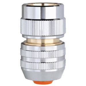 En närbild av Claber slangkoppling metall 1/2"-5/8", med en blank metallkoppling med räfflad struktur, innerring i mässing och en orange plastspets, isolerad mot en vit bakgrund.