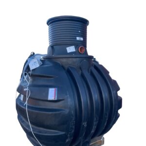 En ÄlvestadTanken regnvattentank 4500 liter, stor och svart med räfflade sidor, en åtkomstlucka på toppen och påsatta etiketter, vilar på en träpall mot en vit bakgrund.