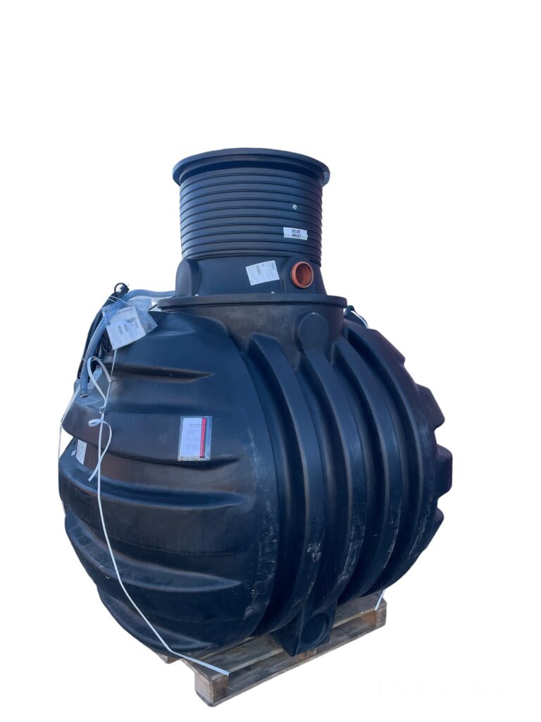 En ÄlvestadTanken regnvattentank 4500 liter, stor och svart med räfflade sidor, en åtkomstlucka på toppen och påsatta etiketter, vilar på en träpall mot en vit bakgrund.