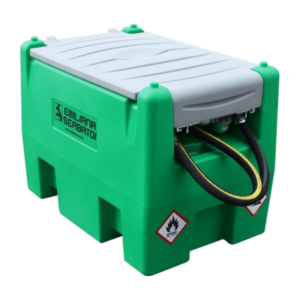 En grön, rektangulär ÄlvestadTanken Carrytank Bensin 220L portabel bränsletank med grått lock, svart/gula slangar, varningssymboler för brandfara på framsidan och "Emiliana Serbatoi"-märke på sidan.