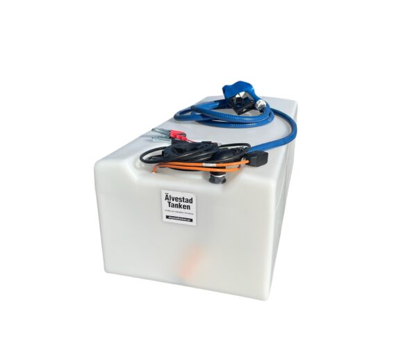 ÄlvestadTanken AdBluetank 200L Låg är en vit plasttank med en pump på toppen, blå slang, svarta och orange kablar och en etikett från Älvestad Tanken. Den är placerad mot en vit bakgrund.