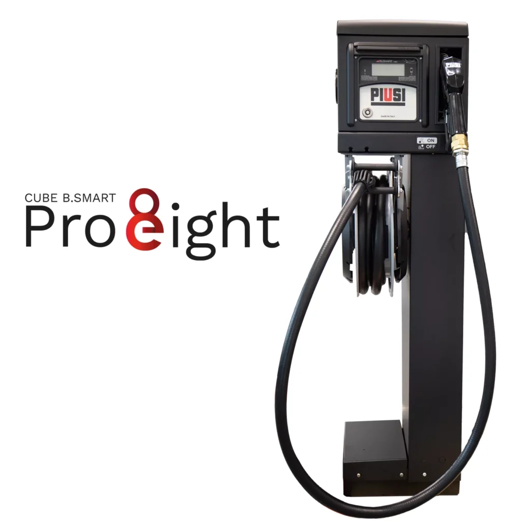 En svart bränsledispenser med slang och digital display står bredvid texten Dieselpump CUBE B.SMART PRO EIGHT, med siffran åtta i en kreativ röd design.