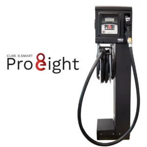 En svart bränsledispenser med slang och digital display står bredvid texten Dieselpump CUBE B.SMART PRO EIGHT, med siffran åtta i en kreativ röd design.