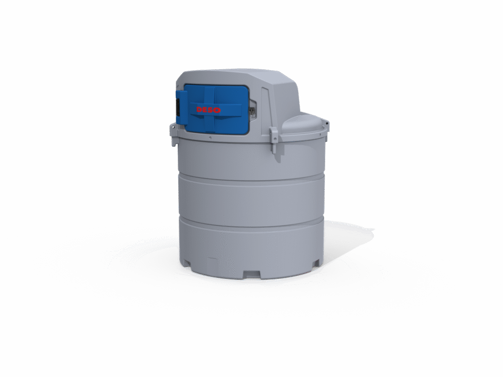 Stationär Dieseltank Deso 1340 liter är en stor, rund, grå industribehållare med blå frontpanel och röda knappar, som visas på en vit bakgrund.