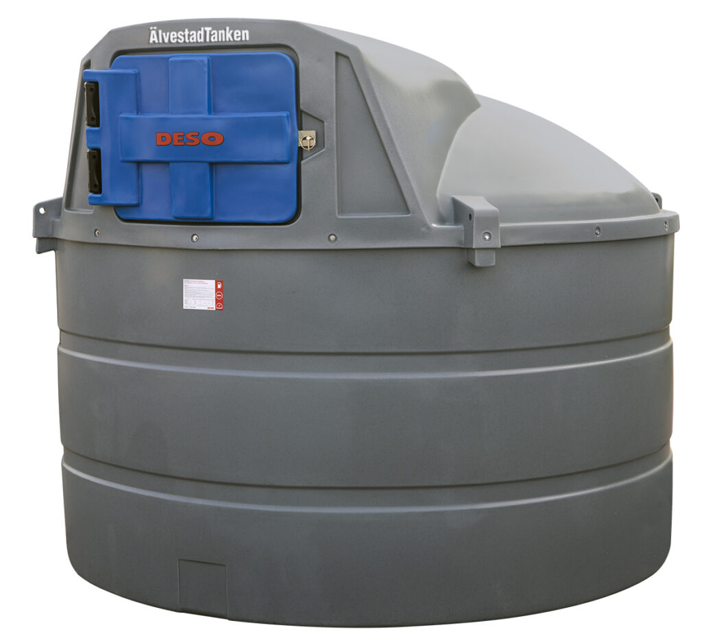 Stationär Dieseltank Deso 5000 liter är en stor, rund grå industritank med en blå DESO-märkt tillträdesdörr, lås och varumärket ÄlvestadTanken på toppen.
