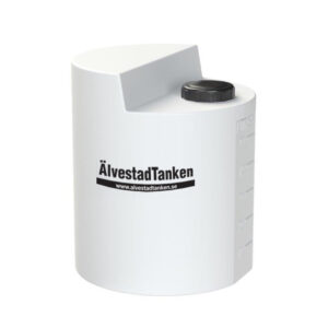 En vit cylindrisk plastbehållare med svart skruvlock på toppen, märkt ÄlvestadTanken och en webbplats, med mätlinjer på sidan.