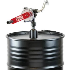 Diesel/oljepump för fett är en svart metalltrumma med en silverfärgad och röd Piusi-handpump på toppen, avsedd för manuell dosering av olja eller bränsle.