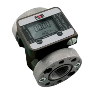 Den digitala flödesmätaren Pulsgivare K600/3 har en stor display som visar mätvärden, är märkt med "PIUSI" och "Made in Italy" och är monterad på en rörkoppling av metall med bulthål.
