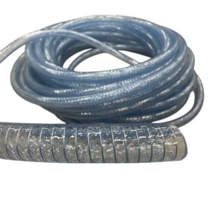 En upprullad Sugslang PVC d25-slang för diesel/olja/vatten, transparent blå med synlig inre spiralarmering, visas mot en vit bakgrund. I förgrunden framhävs den strukturerade spiralstrukturen i närbild.