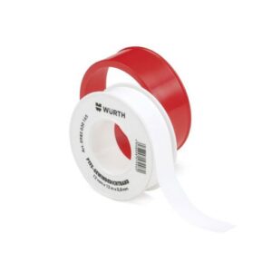 En vit rulle Gängtejp vit 12 mm x 12 m trådförseglingstejp på en röd plastspole, med en del av tejpen avrullad, isolerad mot en vit bakgrund.