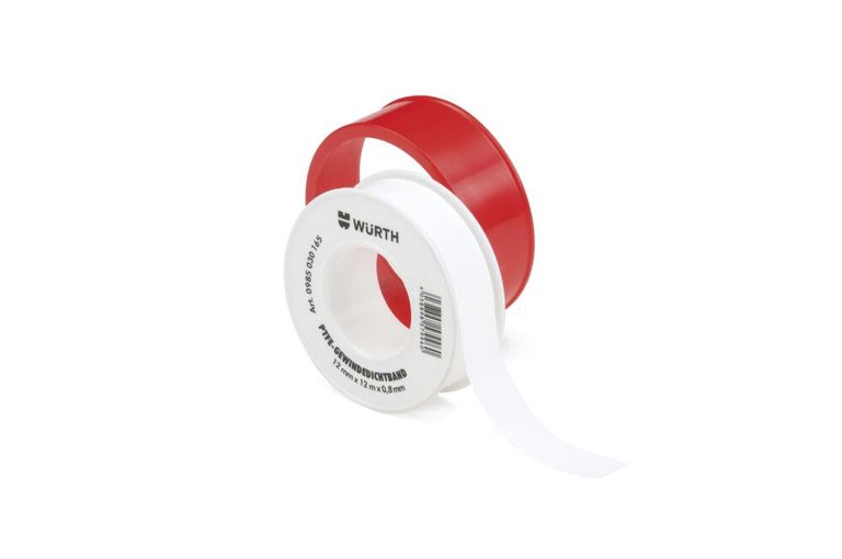 En vit rulle Gängtejp vit 12 mm x 12 m trådförseglingstejp på en röd plastspole, med en del av tejpen avrullad, isolerad mot en vit bakgrund.