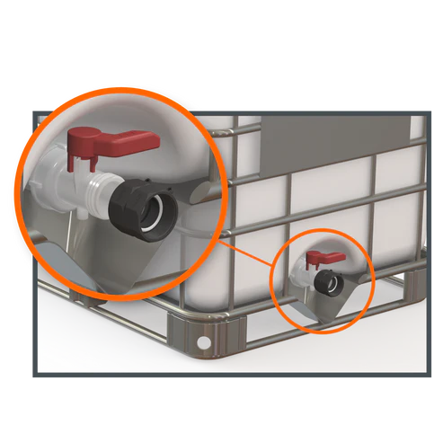 Närbild av en plastventil med röd spak på en stor vit IBC-tank, med IBC-adapter S60X6 x Invändig gänga 2" och en orange cirkel som markerar anslutningen i det nedre hörnet.