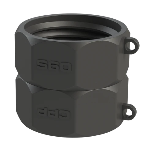 En mattsvart, sexkantig låsring i metall med SAS-gravyr och två öglor för fastsättning, utformad för IBC-adapter S60X6 x Invändig gänga 2".