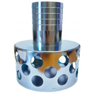 Ett glänsande, metalliskt, cylindriskt föremål med en perforerad botten med stora cirkulära hål och en stapel mindre cylindrar ovanpå, som alla reflekterar ljus.