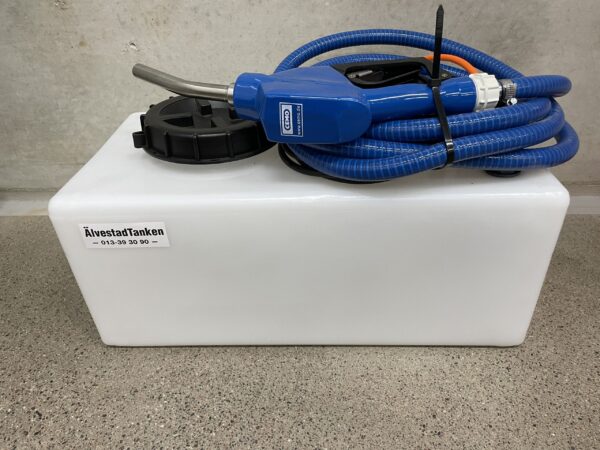 AdBluetank 42 L med 12v pump, en vit plasttank med svart lock och ÅvestadTanken-etikett, står på en bänkskiva med ett blått bränslemunstycke och en blå slang ovanpå.