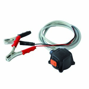 Elbox kablage och batteriklämmor 12/24V BP3000 har en vit laddkabel med röda och svarta krokodilklämmor och en strömadapter med en synlig orange strömbrytare.