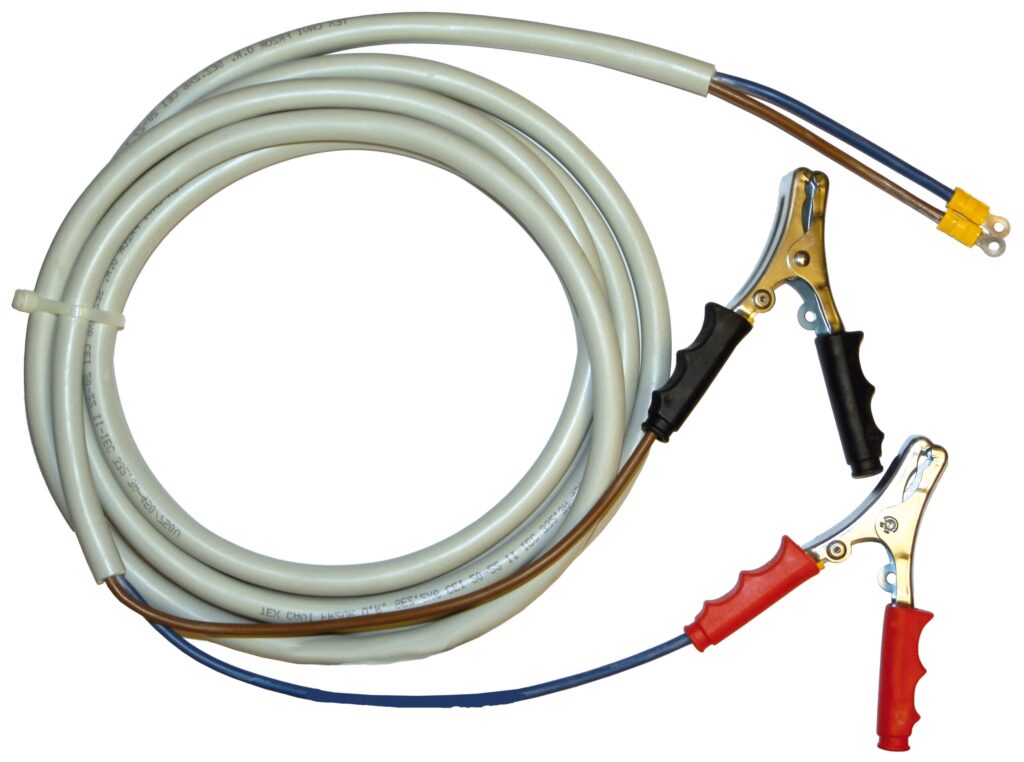 Piusi kabelsats till dieselpumpar 12/24V är en vit spiralkabel med tre synliga ledningar i ena änden och röda och svarta krokodilklämmor i den andra, perfekt för el- eller fordonsapplikationer.