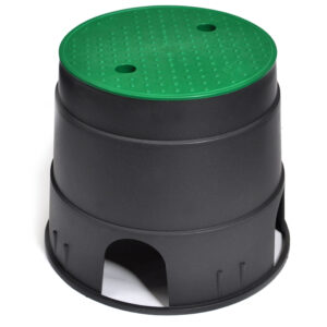 Ventilbox är en svart bevattningsventilbox i plast med ett grönt avtagbart lock med två hål och en strukturerad yta, utformad för att täcka och komma åt komponenter i underjordiska bevattningssystem.