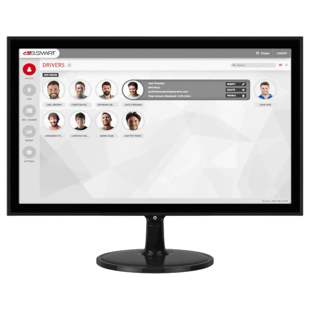 En datorskärm visar en instrumentpanel för förarhantering med profiler, namn och information om flera förare som använder Licens förare ADD-ON B.SMART (x10) för att tilldela roller eller redigera information.