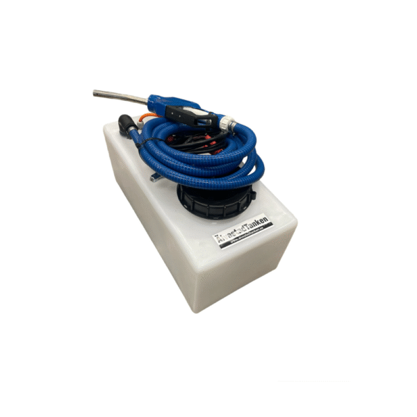 AdBluetank 42 L med 12v-pump är en vit rektangulär tank med svart skruvlock, blå slangar, metallmunstycken upprullade på toppen och en synlig etikett med svart text, allt mot en vit bakgrund.