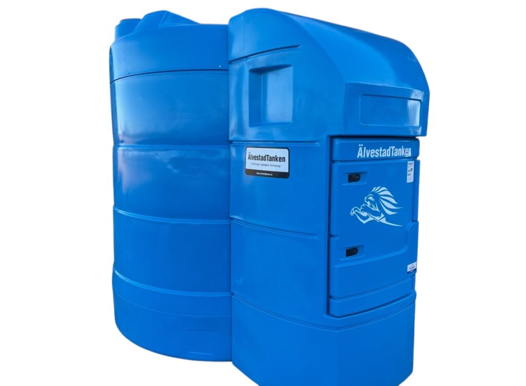 ÄlvestadTanken Nödvattentank isolerad inkl värme 9000 liter är en stor, ljusblå bränsletank i plast med rundad design, sidofack, ÄlvestadTank-etiketter och en vit lejonlogotyp på framsidan.