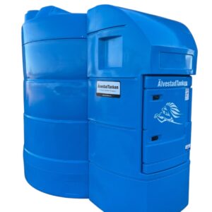 ÄlvestadTanken Nödvattentank isolerad inkl värme 9000 liter är en stor, ljusblå bränsletank i plast med rundad design, sidofack, ÄlvestadTank-etiketter och en vit lejonlogotyp på framsidan.