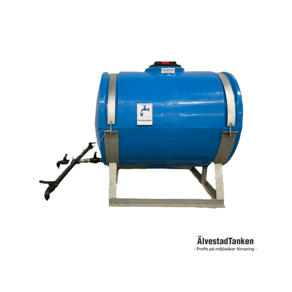 En stor blå ÄlvestadTanken Nödvattentank 500 Liter, märkt Dricksvatten, är monterad på en metallram med en dragarm. ÄlvestadTankens logotyp syns i det nedre högra hörnet.