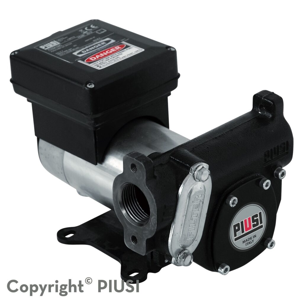 DIESELPUMP 24/12V PANTHER är en svart och silverfärgad industripump med rektangulär topp, cylindrisk metallkropp, monteringsfot och med PIUSI-märket, "MADE IN ITALY" och modelldetaljer på framsidan.