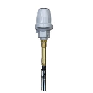 En närbild av Överfyllnadsskydd Rakt industrisensor med vitt plastlock, mässingskontakt och metallprob, isolerad mot en vit bakgrund.