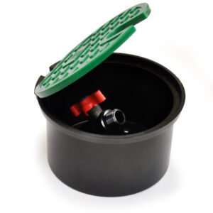 Ventilbrunn med PP kulventil 3/4" gänga bevattningsventillåda i svart plast med grönt lock som är delvis öppet och visar en avstängningsventil med rött handtag och gängad röranslutning inuti.