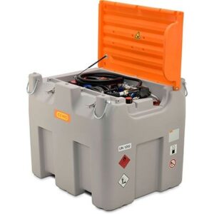 Dieseltank med Adblue 850/100 liter ADR är en grå, kraftig bränsleförvaringsbehållare med ett öppet orange lock som visar interna kablar och utrustning. Den är försedd med varningsetiketter och kraftiga metallhandtag på sidorna.